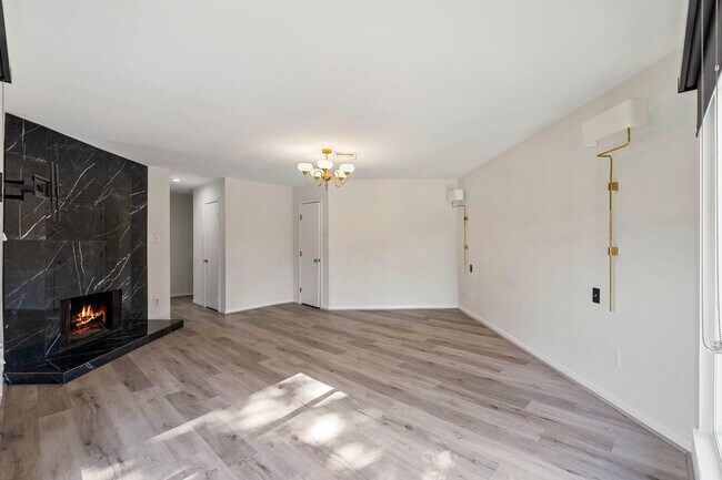 Building Photo - 1928 Augusta Dr