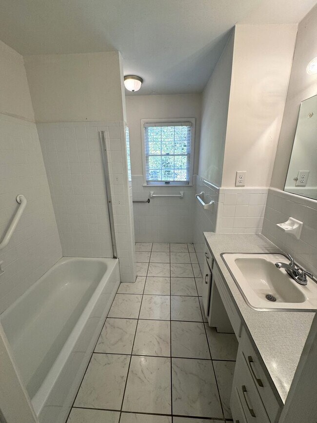 Building Photo - 5br home off S. Milledge For Rent