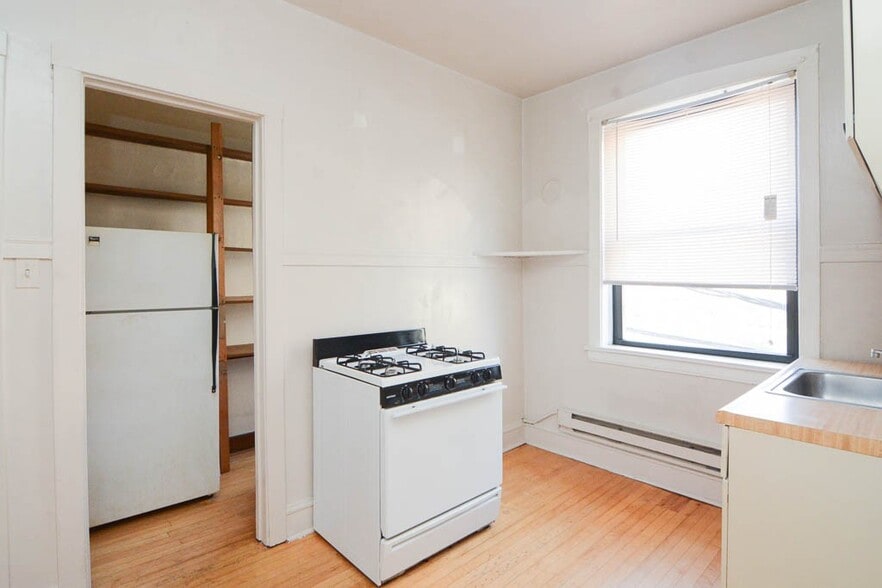 Building Photo - 1238 Oak Ave