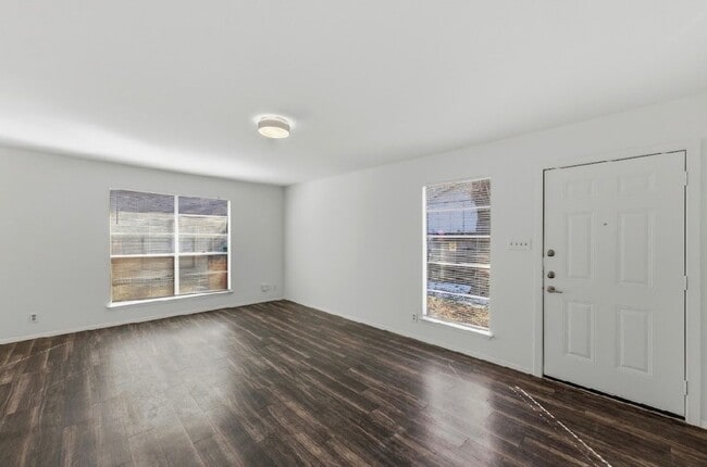 Building Photo - 2/1 Duplex in South Austin!