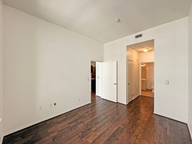 Building Photo - Modern Downtown Condo – 2BR/1BA in the Hea...