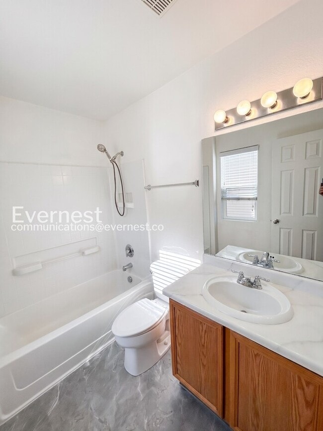 Building Photo - 2 Bed/2.5 Bath Townhome with Modern Amenities / Available Now!