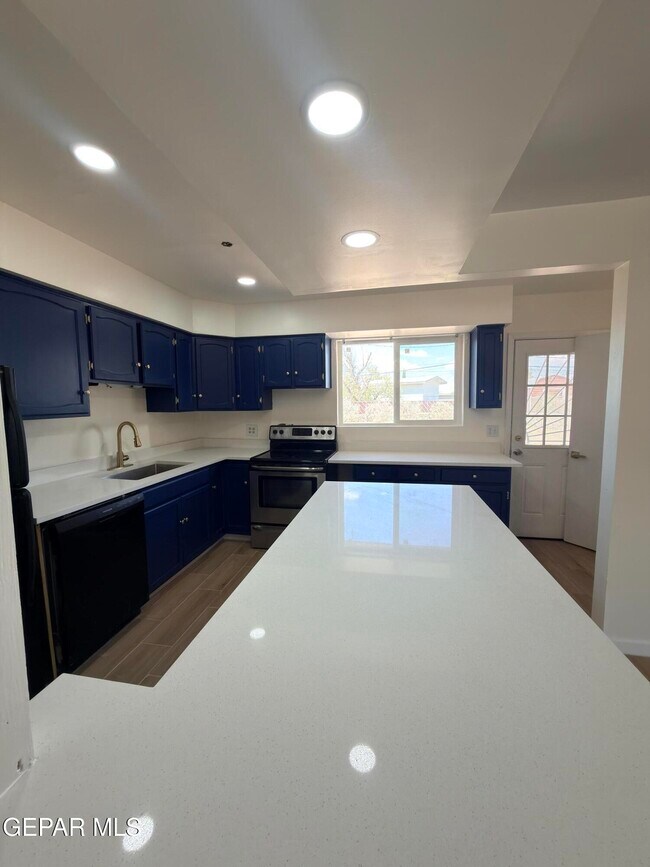 Building Photo - 7605 Parkland Dr
