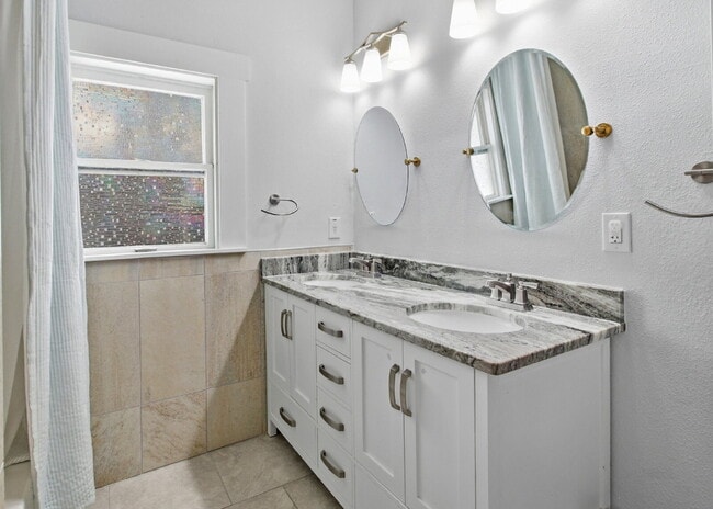 Building Photo - Updated 3 Bedroom Home with Modern Finishes Near Everything Downtown!