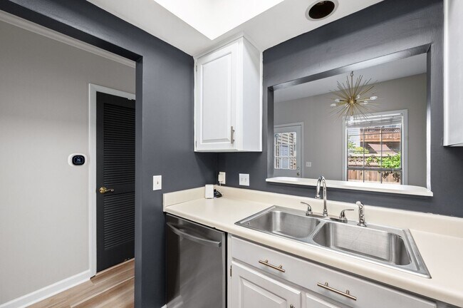 Building Photo - Awesome updated 2BR/1.5BA townhome in Bell...