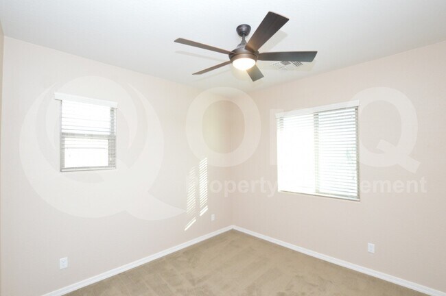 Building Photo - 1522 E Hummingbird Way