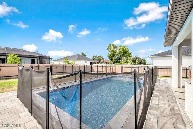 Building Photo - 502 SW 25th Pl