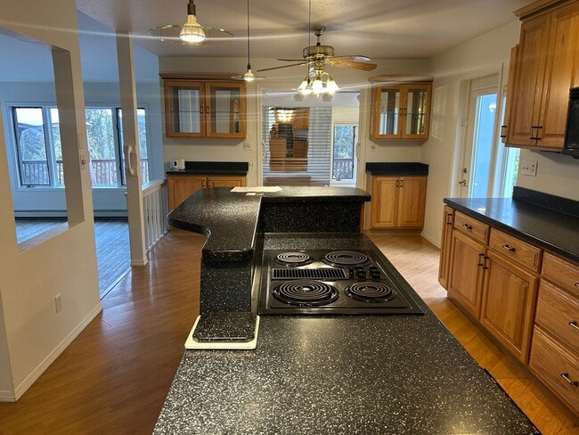Building Photo - Century 21 Gold Rush - 3 bed, 2.5 bath (Fa...
