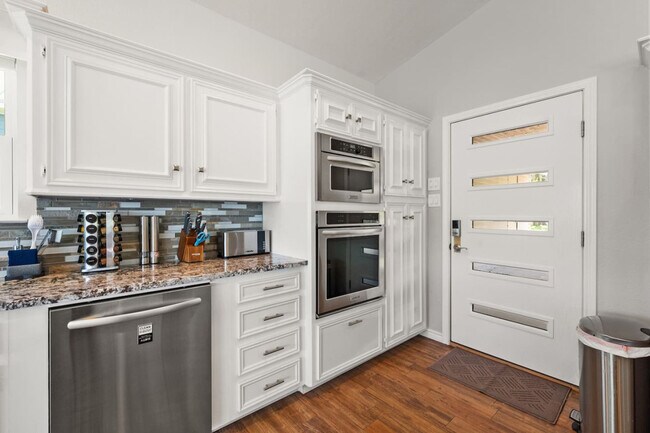 Building Photo - 1012 Chestnut Dr