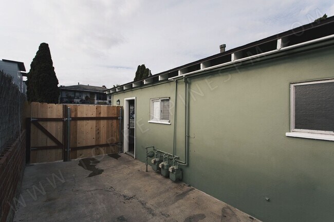 Building Photo - *OPEN HOUSE: 8/30 3-4PM* 1BR w/ Parking an...