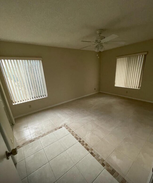 Building Photo - 208 Foxtail Dr