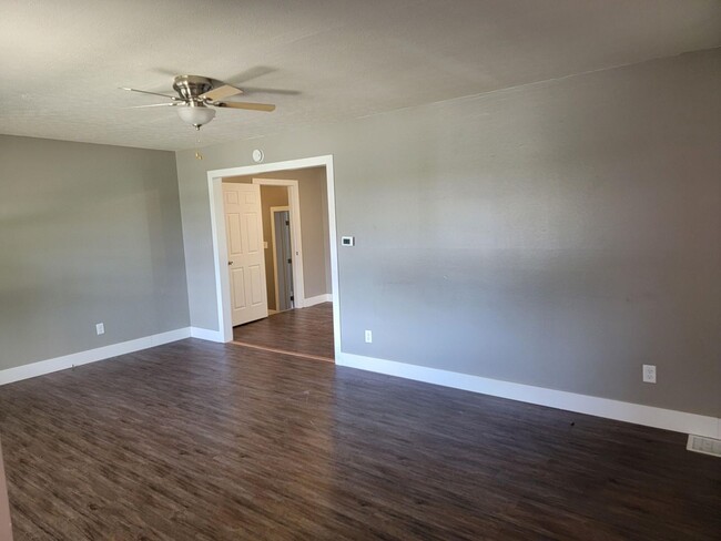 Building Photo - Awesome Remodeled  3 bedroom 2 bath single...
