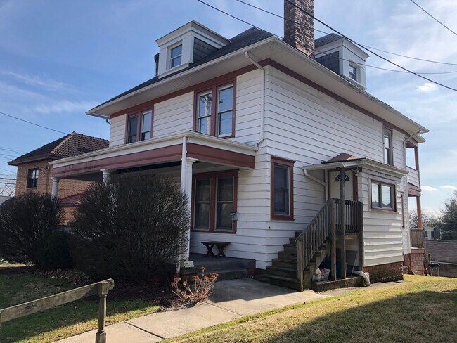 Building Photo - Bellevue - 2 BR Duplex, 2nd floor, 1 Bath!