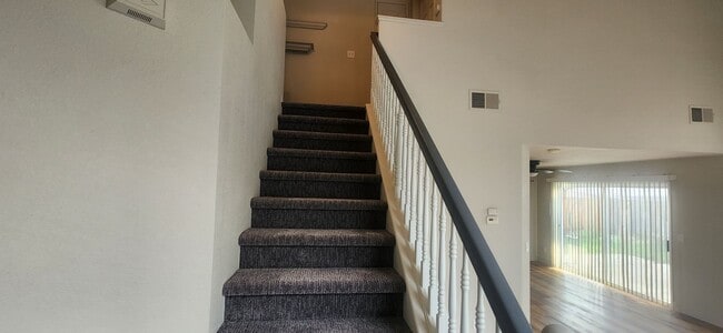 Building Photo - 3 Bedroom 2.5 bsthroom home in Gated Elk Grove Communtiy