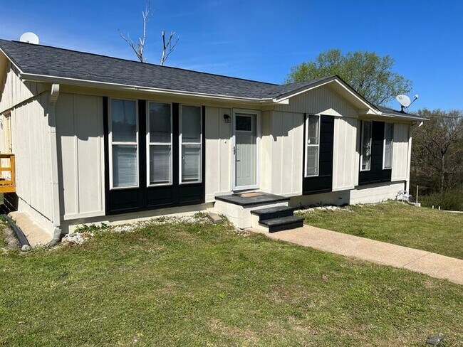 Building Photo - Beautifully renovated 3/1 home with 1,608 ...