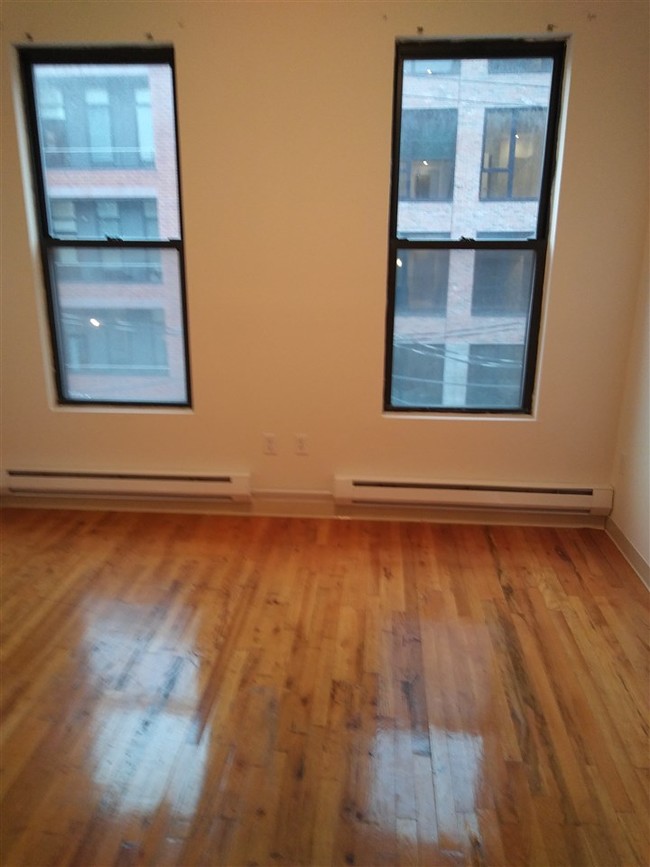 Building Photo - 1409 Grand St