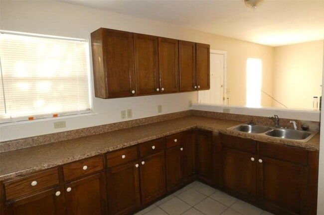 Building Photo - 910 Nelson St