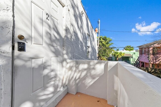 Building Photo - 515 Putnam Rd