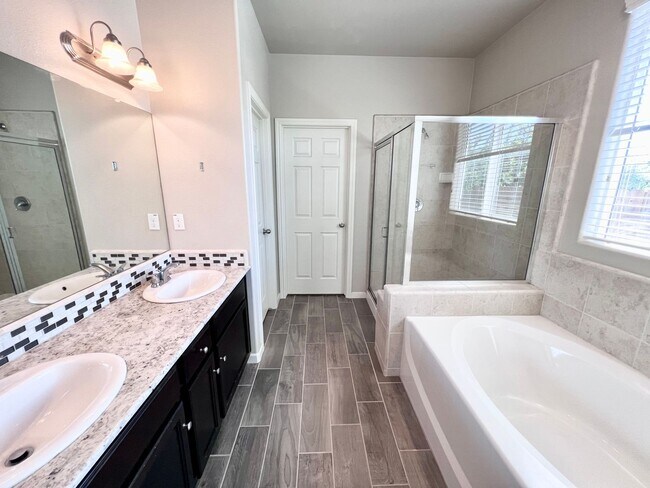 Building Photo - $2,400 Ashlan & Leonard, 3 Bedroom Home - ...