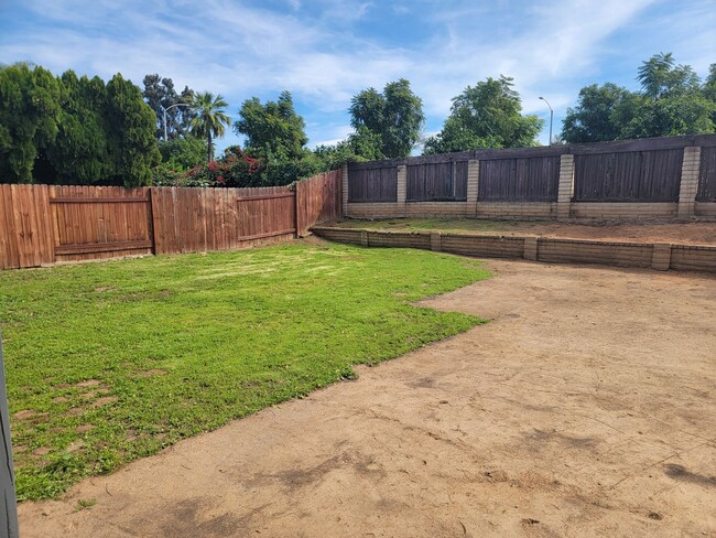 Building Photo - 3 Bedroom 1 3/4 Bath HOUSE with 2 car garage