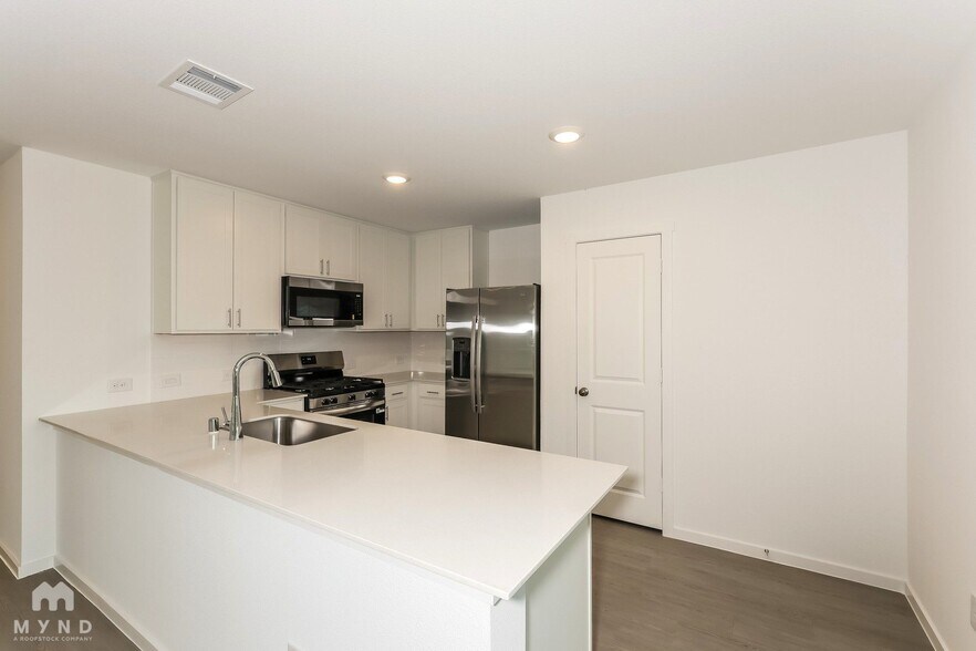 Building Photo - 2757 Ctr Crk Ln