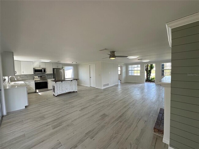 Building Photo - 812 Bayview Dr