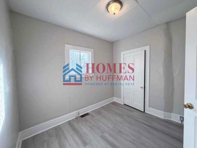 Building Photo - Three Bedroom House | Large Backyard