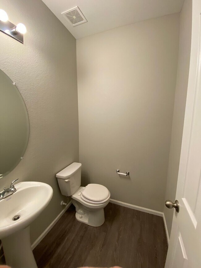 Building Photo - 4 bedroom 3 bathroom Single Family House in Aurora