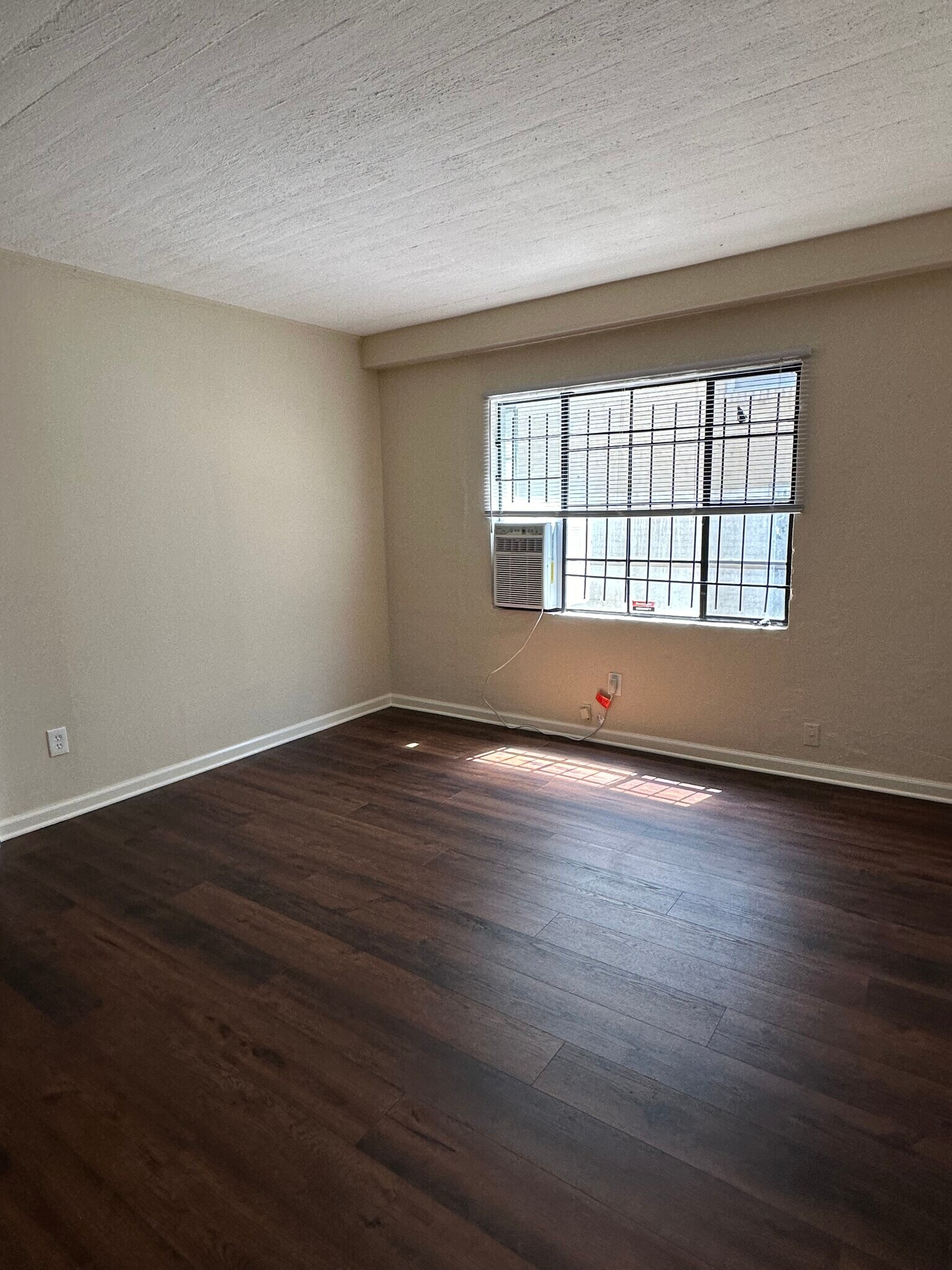 Building Photo - 668 Linwood Ave NE