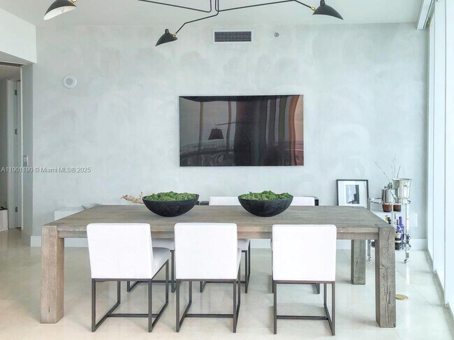 Building Photo - 100 South Pointe Dr