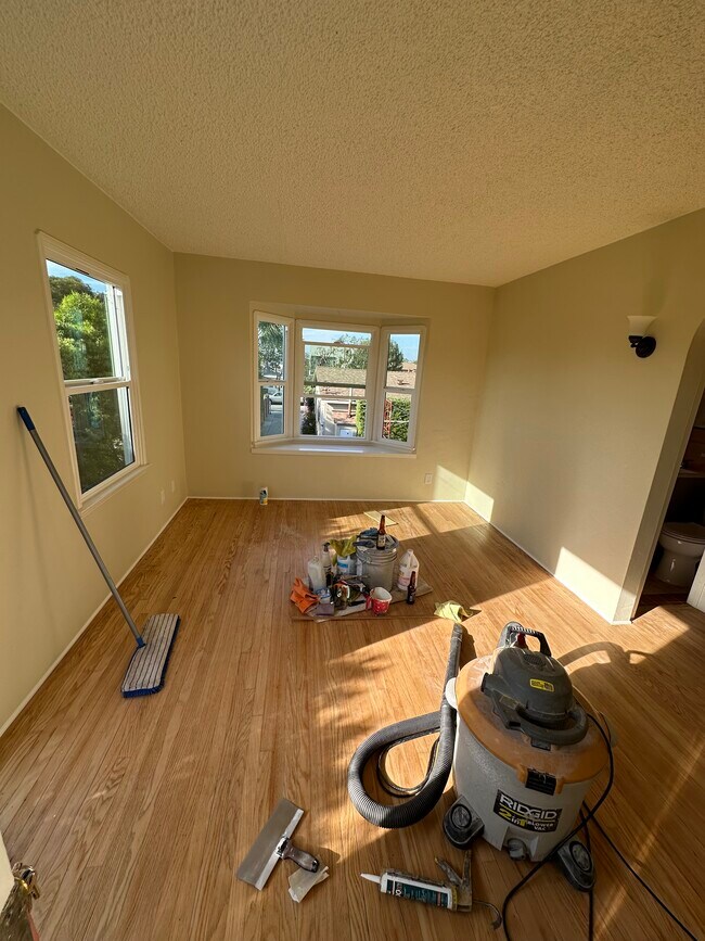 Building Photo - 914 E 68th St