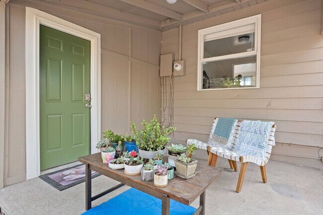 Building Photo - 3 Bedroom 2 Bathroom Denver Home with Bonus Downstairs Kitchen