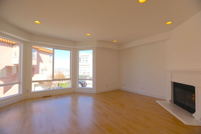 Building Photo - Bayview: Modern Townhome 4 bedroom 2 1/2 B...