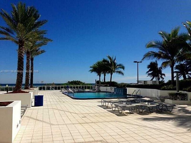Building Photo - 6917 Collins Ave