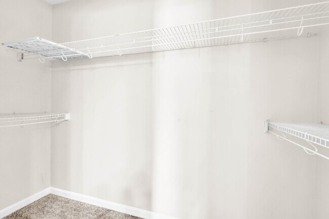 Building Photo - Amazing 3 bedroom 2 bathroom close to Fort...