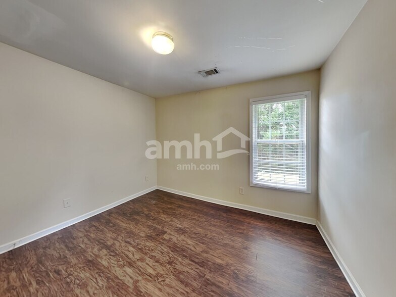 Building Photo - 190 Cedarhurst Rd