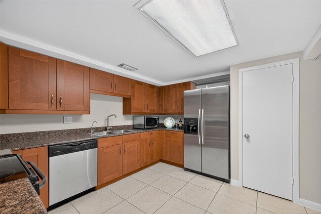 Building Photo - 5001 Woodway Dr