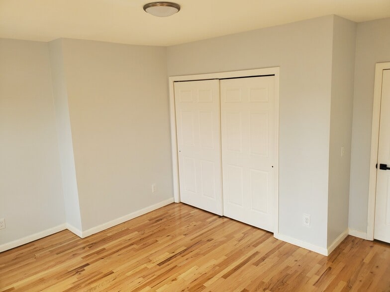 Bed 1 - 250 Inslee Pl