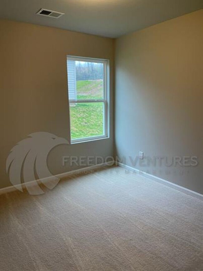 Building Photo - Modern 3-Bedroom Home with Spacious Backya...