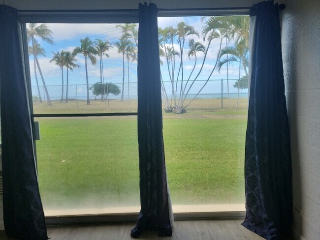 Building Photo - Beachfront Condo in Makaha Surfside