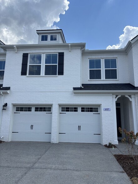 Building Photo - 607 Club View Way