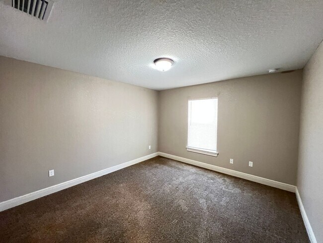 Building Photo - Beautiful 3 BD/2BA Home in Beautiful Ocklawaha!!!