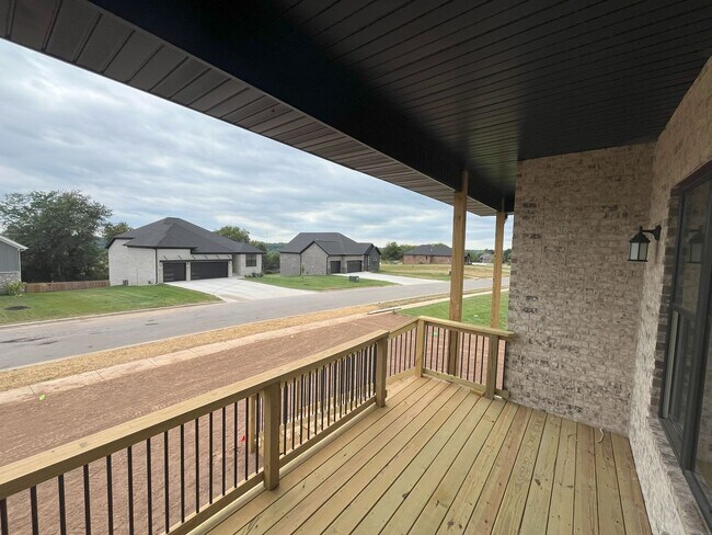 Building Photo - Beautiful BRAND-NEW 4 bedroom, 2 bath home...