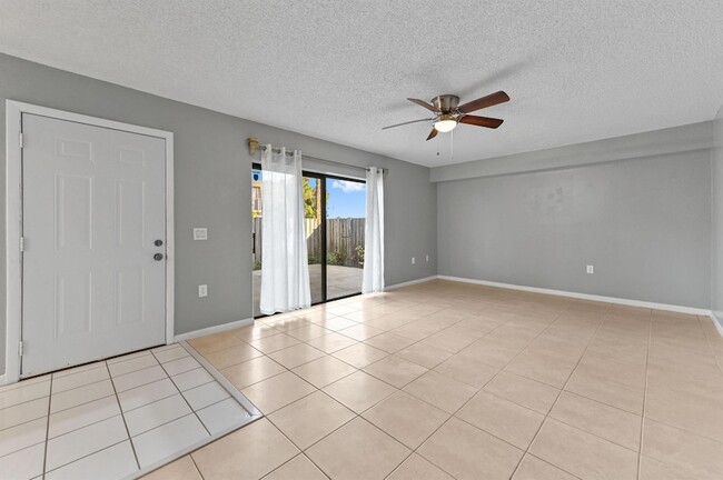 Building Photo - 619 6th Way