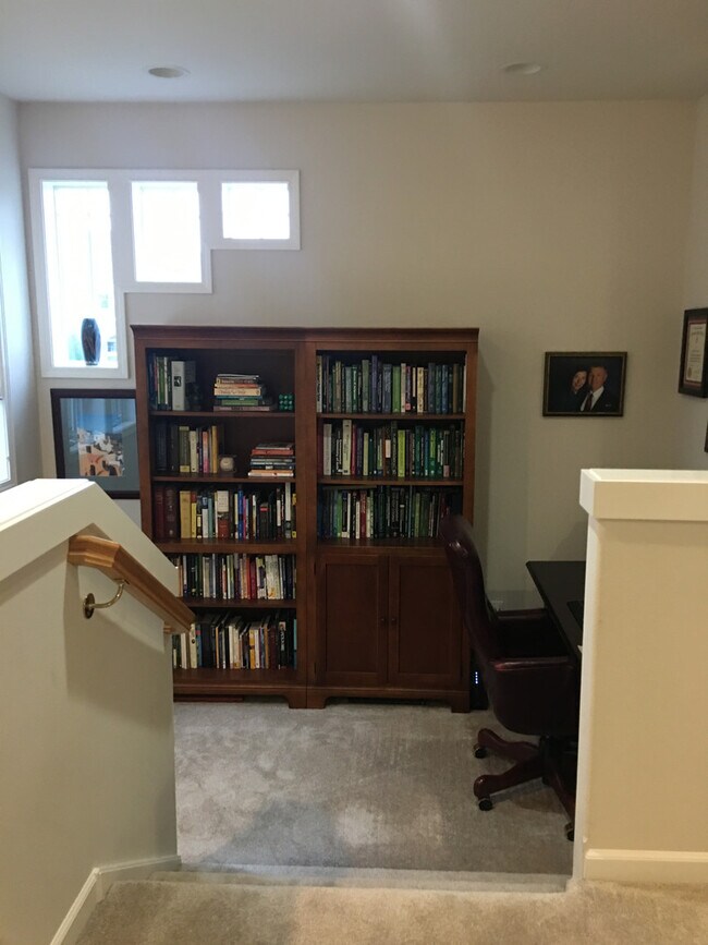 Building Photo - Beautiful 3 bedroom 2.5 Bath in North Corv...