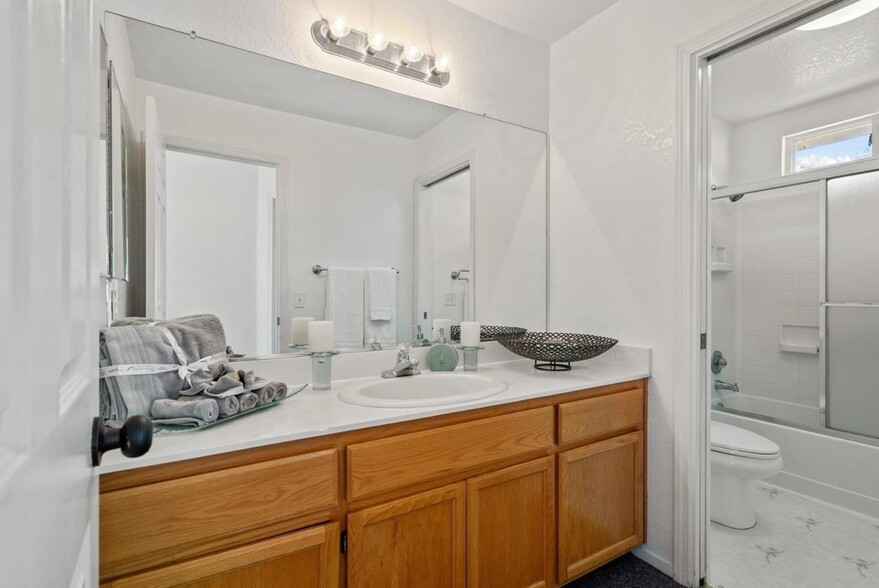 Bathroom 2 shower and bathtub - 3682 Whispering Creek Cir