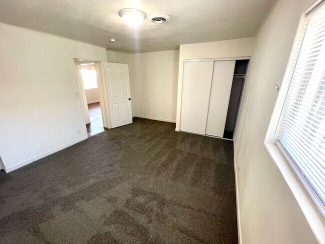 Building Photo - 397 N 15th St