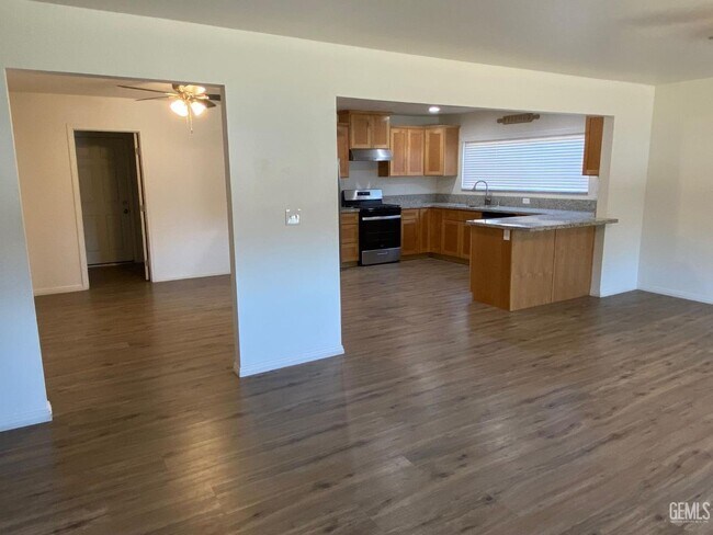 Building Photo - 3 Bd 2 BA Central Bakersfield