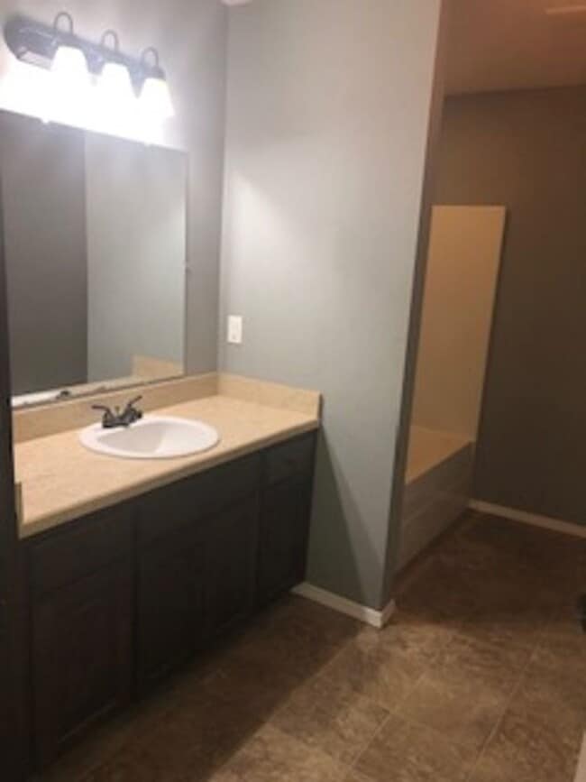 Building Photo - Very nice 2 bed 1 bath home, Dining room, Porch and Back Patio and Storage Bldg