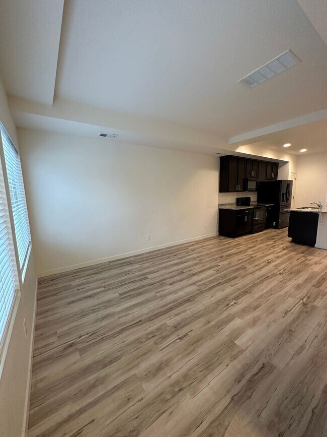 Building Photo - 4 br, 2.5 bath House - 6121 Ashmore Ln